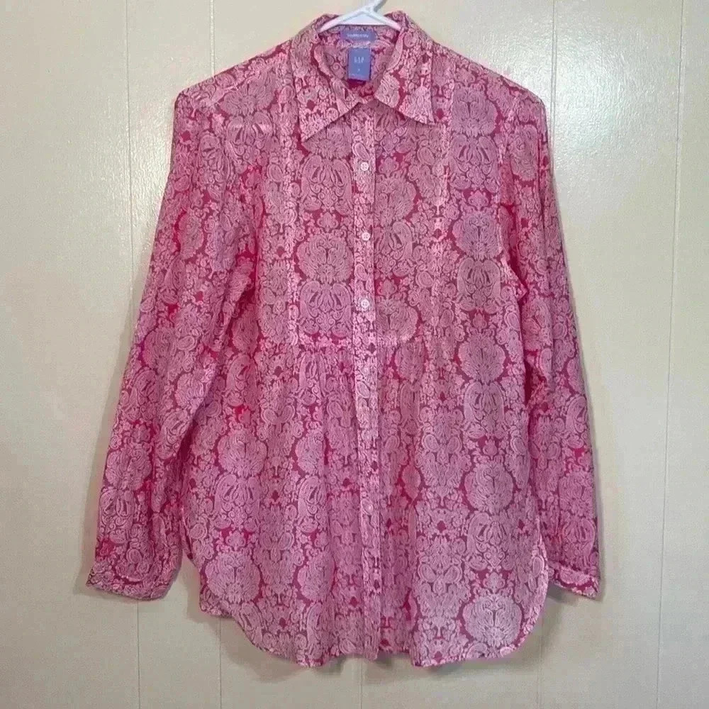 Gap Maternity Pink & White Paisley Design in Size Small. Long Sleeve/Button Up.